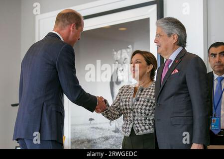 New York, Stati Uniti. 19 settembre 2023. William Prince of Wales (L) si stringe di mano con la First Lady of Ecuador, María de Lourdes Alcívar (C) mentre incontra il presidente dell'Ecuador, lazo Mendoza (R), presso la residenza ufficiale del Console generale a New York, New York, USA, il 19 settembre 2023. Sua altezza reale visiterà New York il 18 e 19 settembre per partecipare a riunioni ed eventi legati all'Earthshot Prize, scoprire come New York sta affrontando le questioni ambientali, visitare i soccorritori e incontrare i leader delle Nazioni Unite. Foto piscina di Sarah Yensel/UPI credito: UPI/Alamy Live News Foto Stock