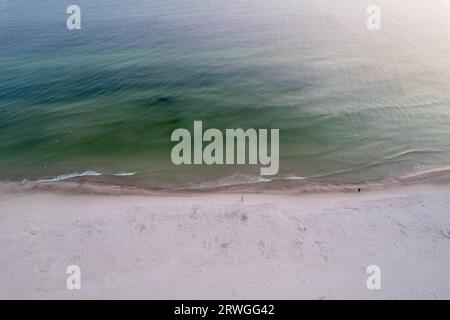 Drohnenfoto am Morgen a Karwia, Kaschubien, Polen an der Ostsee. Ostrowo, Baltikum, Polonia, Kaszuby Drohnenfoto, Droneshot, alba, Sonnenaufgang Foto Stock