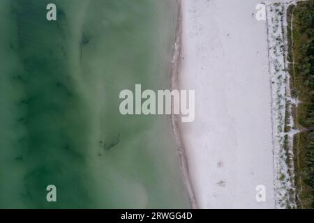 Drohnenfoto am Morgen a Karwia, Kaschubien, Polen an der Ostsee. Ostrowo, Baltikum, Polonia, Kaszuby Drohnenfoto, Droneshot, alba, Sonnenaufgang Foto Stock