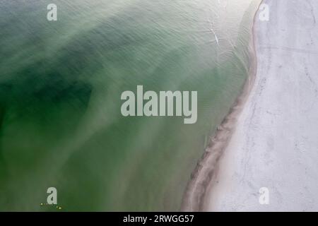 Drohnenfoto am Morgen a Karwia, Kaschubien, Polen an der Ostsee. Ostrowo, Baltikum, Polonia, Kaszuby Drohnenfoto, Droneshot, alba, Sonnenaufgang Foto Stock