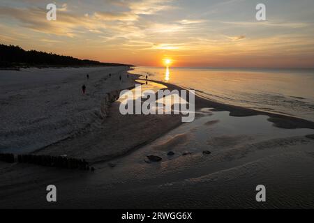 Drohnenaufnahme von einem Sonnenuntergang a Karwia, Kaschubien an der Ostsee a Polen. Polonia, Kaszuby, foto dei droni, Vista aerea, Mar polacco Foto Stock