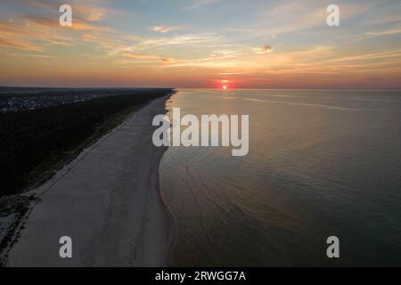 Drohnenaufnahme von einem Sonnenuntergang a Karwia, Kaschubien an der Ostsee a Polen. Polonia, Kaszuby, foto dei droni, Vista aerea, Mar polacco Foto Stock