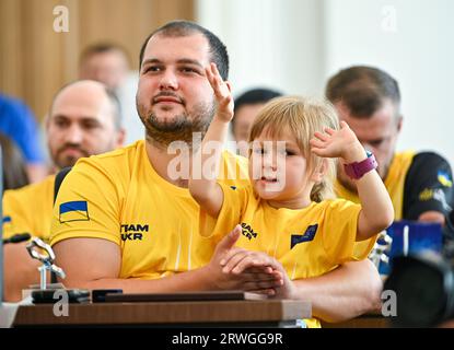 Non esclusiva: LEOPOLI, UCRAINA - 18 SETTEMBRE 2023 - il membro del Team Ukraine Dmytro Kozak e sua figlia sono raffigurati durante la cerimonia di benvenuto a U Foto Stock