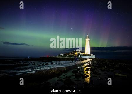 Aurora boreale/aurora boreale sul faro di St Mary, Whitley Bay Foto Stock