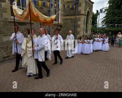 La processione della solennità del Corpus Domini, tenutasi nel terreno della chiesa a torre lunga di San Columba nel giugno 2023. Foto: George Sweeney/Alamy Stock Photo Foto Stock