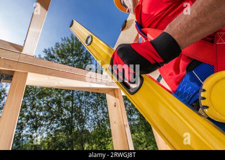 Tema cantiere. Controllo livelli telaio in legno con lo strumento livella a bolla d'aria Foto Stock