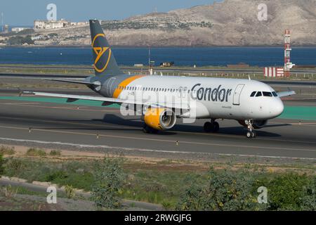 Airbus A320-212 de la aerolínea Condor carreteando Foto Stock