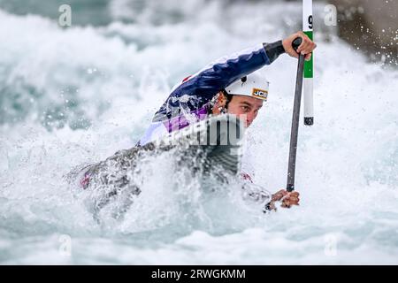 Londra, Regno Unito. 19 settembre 2023. Adam Burgess della Gran Bretagna ha partecipato alla finale del Mens Canoe Team durante l'ICF Canoe Slalom World Champions al Lee Valley White Water Centre di Londra, Regno Unito, il 19 settembre 2023. Foto di Phil Hutchinson. Solo per uso editoriale, licenza necessaria per uso commerciale. Nessun utilizzo in scommesse, giochi o pubblicazioni di un singolo club/campionato/giocatore. Credito: UK Sports Pics Ltd/Alamy Live News Foto Stock