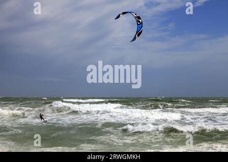 Gara di kitesurf durante il Festikite a Villeneuve-Les-Maguelone, Occitanie Francia Foto Stock