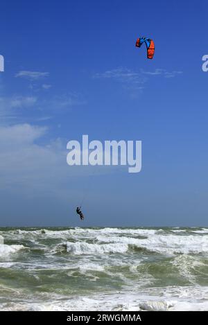 Gara di kitesurf durante il Festikite a Villeneuve-Les-Maguelone, Occitanie Francia Foto Stock