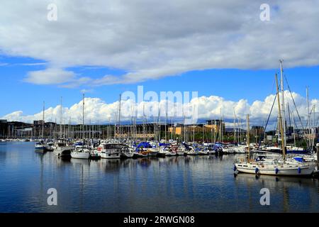 Yacht ormeggiati alla foce del fiume Ely, Cardiff Yacht Club, Cardiff Bay, Cardiff, Galles del Sud. Foto Stock