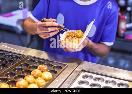 Palline Takoyaki nello Street food di Jalan Alor a Kuala Lumpur Foto Stock