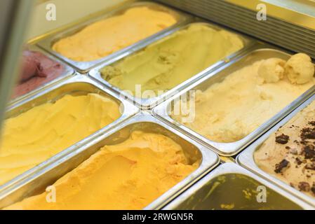 mostra con molti gusti di gelato fatto in casa in una caffetteria Foto Stock