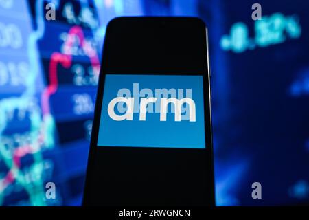 19 settembre 2023, Polonia: In questa foto, il logo Arm Holdings è visualizzato su uno smartphone con percentuali di borsa sullo sfondo. (Immagine di credito: © Omar Marques/SOPA Images via ZUMA Press Wire) SOLO USO EDITORIALE! Non per USO commerciale! Foto Stock