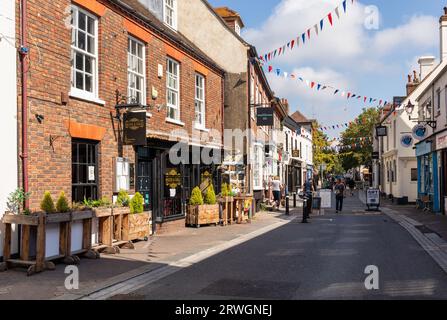 Pittoresca Poole High Street con mezze and Grill, ristorante turco e negozi, Poole, Dorset, Inghilterra, Regno Unito Foto Stock