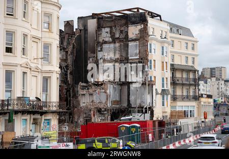 I lavori di demolizione proseguono sui resti del Royal Albion Hotel, bruciato sul lungomare di Brighton, dopo che fu eviscerato da un incendio nel luglio 2023 Foto Stock