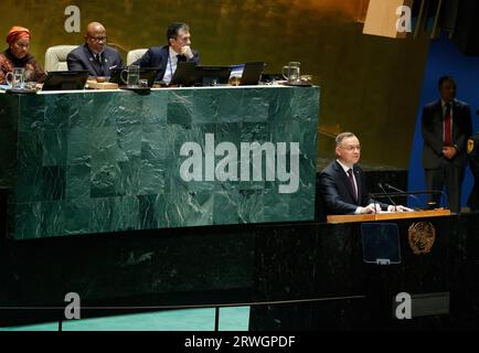 New York, Stati Uniti. 18 settembre 2023. Il Presidente della Polonia Andrzej Duda interviene alla 78a sessione dell'Assemblea generale delle Nazioni Unite dibattito generale nella sala dell'Assemblea generale delle Nazioni Unite presso la sede delle Nazioni Unite martedì 19 settembre 2023 a New York City. Foto di Jason Szenes/UPI credito: UPI/Alamy Live News Foto Stock