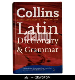 Collins Latin Dictionary and Grammar - copertina del libro, sfondo bianco, configurazione studio Foto Stock