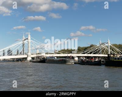 Vista dell'Albert Bridge, un ponte stradale sul Tamigi a Londra Foto Stock