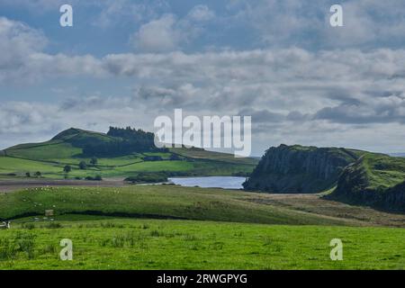 Peel Crags, Highshield Crags, Crag Lough e Hotbank Crags, con il Vallo di Adriano, vista da Steel Rigg, vicino a una volta fabbricata, Bardon Mill, Northumberland Foto Stock