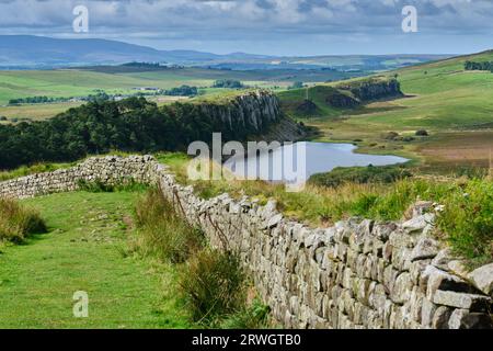 I North Pennines, Crag Lough e HighShield Crags visti da Hotbank Crags sul Hadrian's Wall National Trail vicino a Bardon Mill, Northumberland Foto Stock