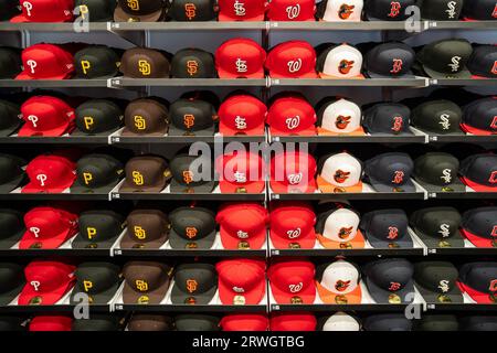 New York, USA - 23 luglio 2023: Vendita di cappelli da baseball di vari colori e disegni. Foto Stock