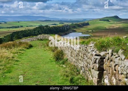 I North Pennines, Crag Lough e HighShield Crags visti da Hotbank Crags sul Hadrian's Wall National Trail vicino a Bardon Mill, Northumberland Foto Stock