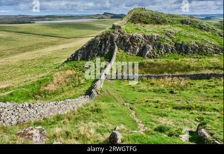 Vallo di Adriano e sentiero nazionale vicino a Housesteads, Northumberland Foto Stock