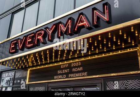 Esterno del cinema Everyman alla premiere Silent Roar, Edinburgh International Film Festival, Scozia, Regno Unito Foto Stock