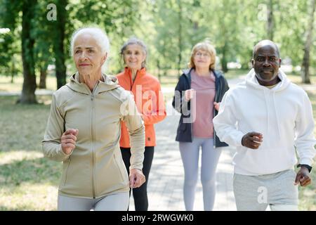 Gruppo di anziani che fanno sport insieme all'aperto Foto Stock