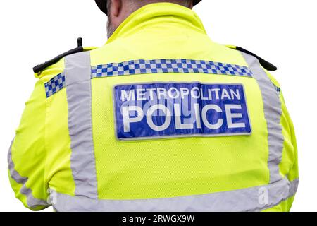 Retro del giubbotto di un agente della polizia metropolitana di Londra in uniforme ad alta visibilità isolato su sfondo bianco Foto Stock