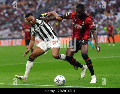 Jacob Murphy del Newcastle United (a sinistra) e Fikayo Tomori del Milan si battono per la palla durante la partita del gruppo F di UEFA Champions League al San Siro di Milano. Data foto: Martedì 19 settembre 2023. Foto Stock