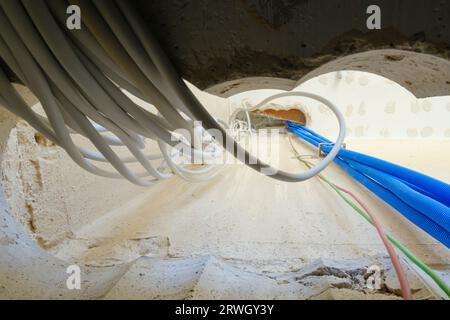 Cavi di alimentazione, condotti e cavi di rete sotto il soffitto, cantiere, ristrutturazione di un appartamento, Renania settentrionale-Vestfalia, Germania, Europa Foto Stock