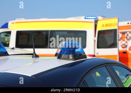 sirena blu di un'auto della polizia e del furgone dell'ambulanza dopo l'incidente Foto Stock