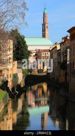 Antica Torre detta TORRE BISSATA simbolo della città di Vicenza nel nord Italia e fiume Foto Stock