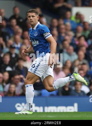 James Tarkowski dell'Everton in azione durante la partita di Premier League a Goodison Park, Liverpool. Data foto: Domenica 17 settembre 2023. Foto Stock