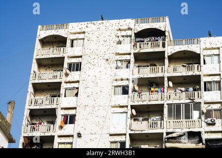 Edifici residenziali pieni di fori di proiettile a Tripoli, Libano Foto Stock