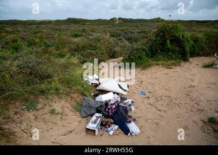 DUNKIRK, Masions Lafitte, FRANCIA. 19 settembre 2023. Le scatole delle pompe a mano scartate, utilizzate per gonfiare le piccole imbarcazioni in gomma, sono viste con altri oggetti personali lasciati in un punto di attraversamento per i migranti, 19 settembre 2023, nella città francese di Dunkerque di Nothen. i migranti che tentano di lasciare la Francia per il Regno Unito hanno scelto sempre di più viaggi in barca pericolosi, dal momento che una maggiore sicurezza al porto di Calais e il tunnel della Manica che collega la Francia con l'Inghilterra sudorientale hanno reso queste rotte quasi impossibili. FOTO/KAREL PRINSLOO (immagine di credito: © Karel Prinsloo/ZUMA Press Wire) SOLO USO EDITORIALE! Non per Comme Foto Stock