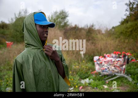 DUNKIRK, Masions Lafitte, FRANCIA. 19 settembre 2023. Tiger Wiene (17) rifugiato sudanese del sud in un campo migrante, il 19 settembre 2023, nella città francese di Dunkerque. Tiger lasciò il Sudan del Sud nel 2015 quando aveva dieci anni. Ha viaggiato in Libia e Tunisia e in seguito in Italia e Francia. I suoi genitori sono tornati in Sud Sudan dal Sudan. Spera di recarsi nel Regno Unito in barca nei prossimi giorni I migranti che cercano di lasciare la Francia per il Regno Unito hanno sempre più optato per viaggi in barca pericolosi da quando è stata rafforzata la sicurezza nel porto di Calais e nel tunnel della Manica che collega la Francia Foto Stock