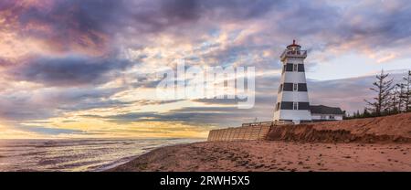 Faro di West Point, Prince Edward Island, PEI, Canada, al tramonto in estate. Foto Stock