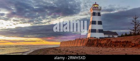 Faro di West Point, Prince Edward Island, PEI, Canada, al tramonto in estate. Foto Stock