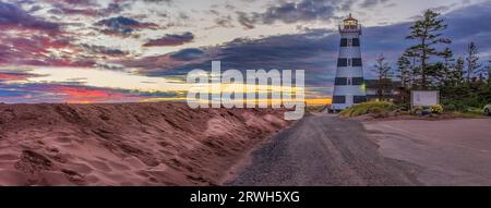 Faro di West Point, Prince Edward Island, PEI, Canada, al tramonto in estate. Foto Stock