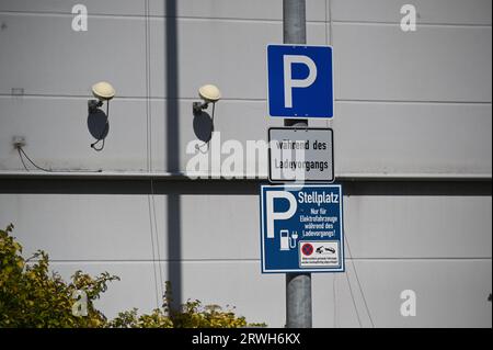 Colonia, Germania. 11 settembre 2023. Stazione di ricarica per auto elettriche con parcheggio. Qui è possibile parcheggiare solo durante il processo di carica. Crediti: Horst Galuschka/dpa/Alamy Live News Foto Stock