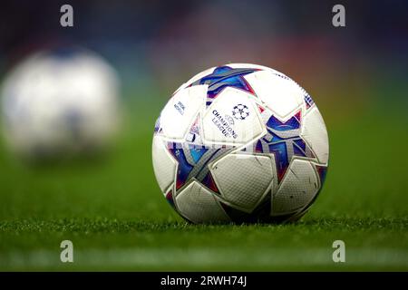 Vista generale del pallone ufficiale della partita di calcio professionistico UCL prima della partita di UEFA Champions League gruppo G all'Etihad Stadium di Manchester. Data foto: Martedì 19 settembre 2023. Foto Stock