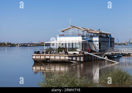 Ruse, Bulgaria - 29 settembre 2014: Ristorante galleggiante di pesce sul pontone sul fiume Danubio Foto Stock