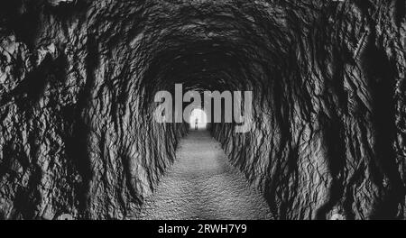 luce alla fine del tunnel con silouhette Foto Stock