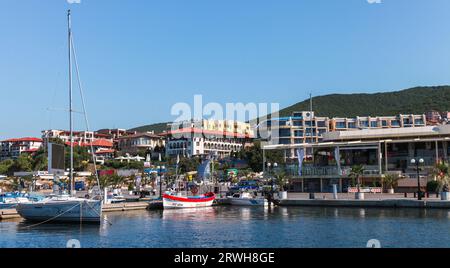 Nessebar, Bulgaria - 21 luglio 2014: Vista mare con barche da pesca ormeggiate nel porto di Nessbur Foto Stock