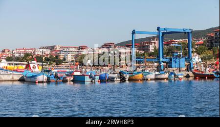 Nessebar, Bulgaria - 21 luglio 2014: Vista sul mare con colorate barche da pesca ormeggiate nel porto di Nessbur Foto Stock