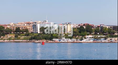 Nessebar, Bulgaria - 21 luglio 2014: Paesaggio costiero della città turistica con porticciolo e hotel sulla costa del Mar Nero Foto Stock