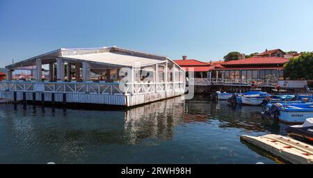 Nessebar, Bulgaria - 21 luglio 2014: Ristorante galleggiante in una giornata di sole, città vecchia di Nessbur Foto Stock